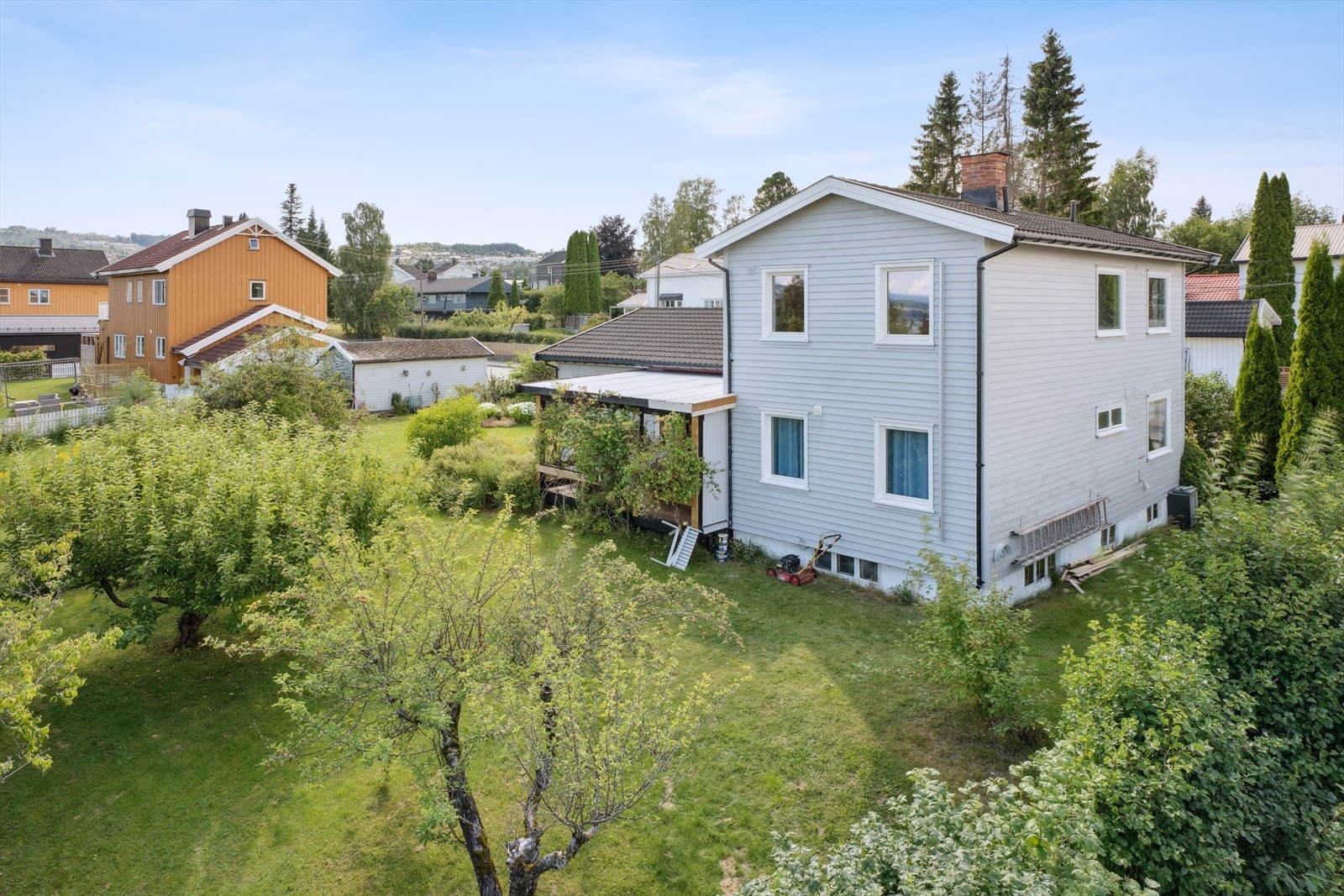 Tomten er på rett over 1 mål og er pent opparbeidet med egne frukttrær. Galleribilde