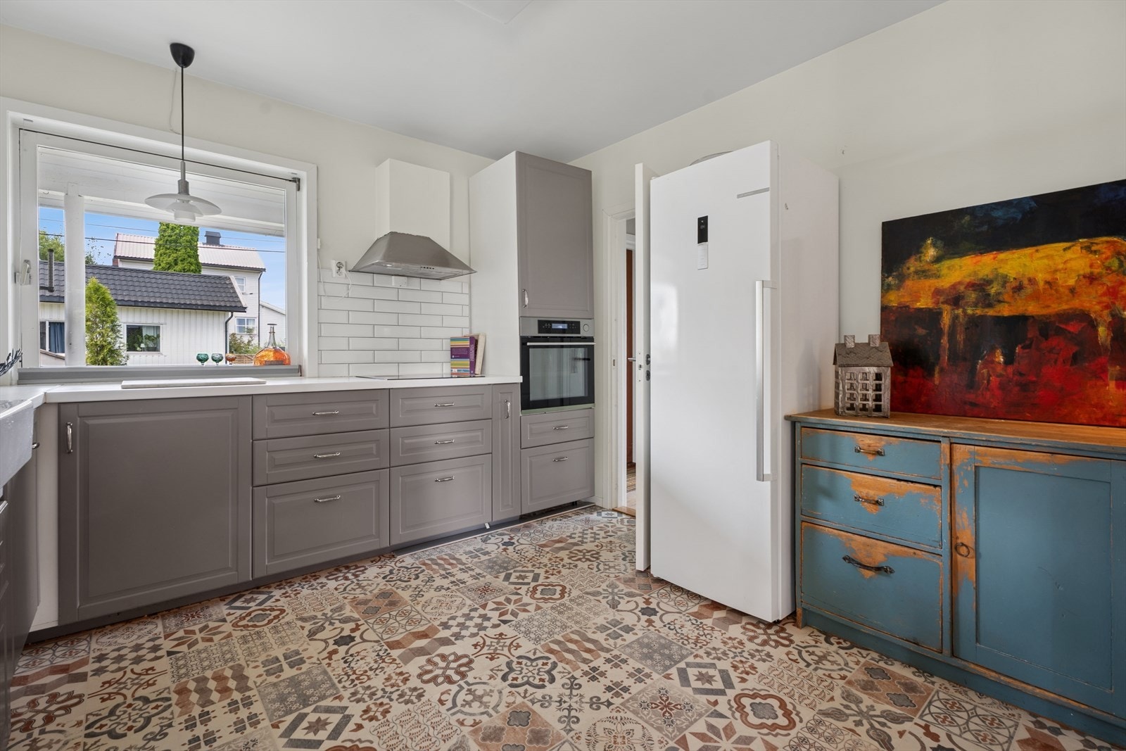 Kjøkkenet er pusset opp og fremstår moderne. Godt med skapplass. Galleribilde