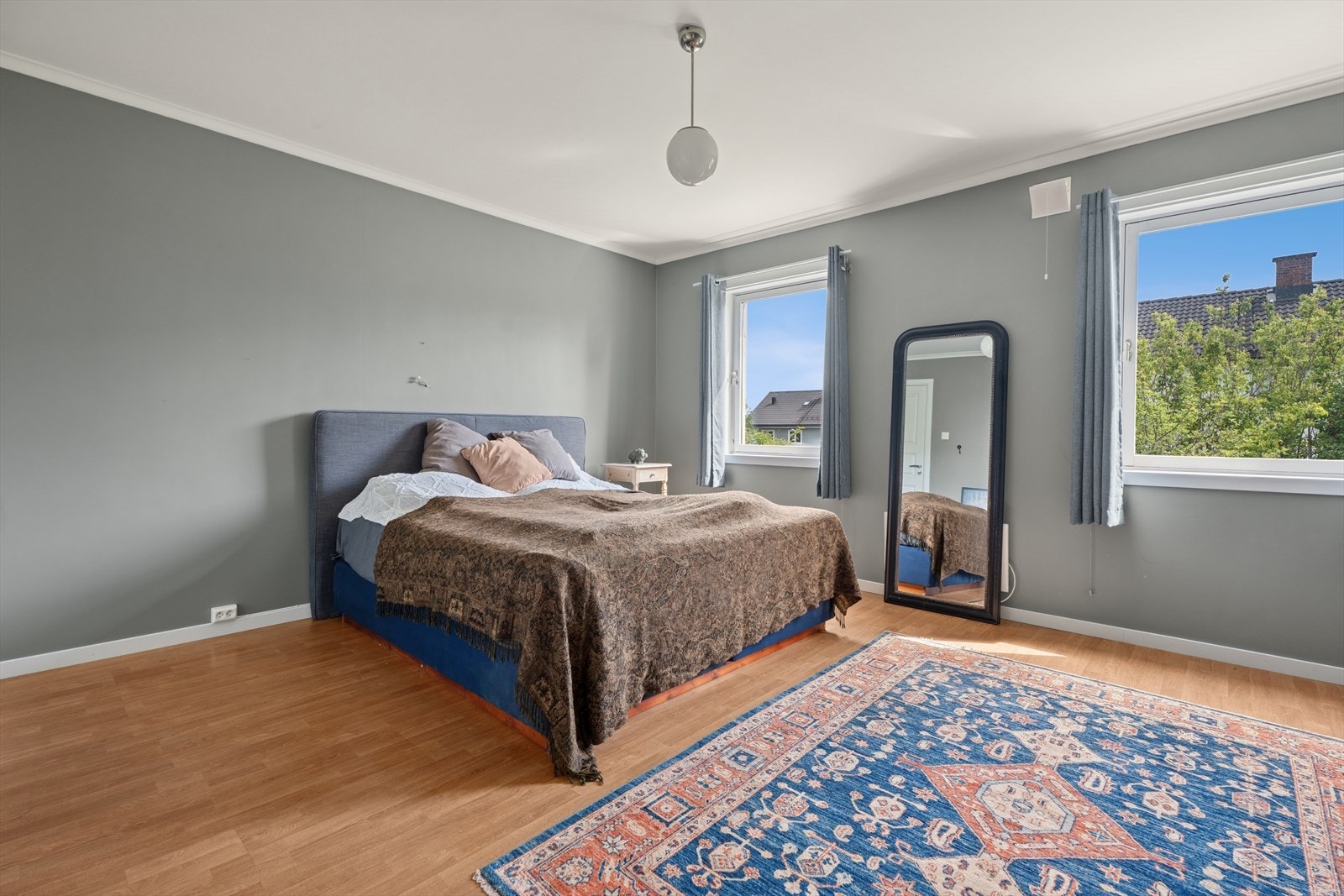 Hovedsoverommet er av god størrelse med store vinduer. Galleribilde