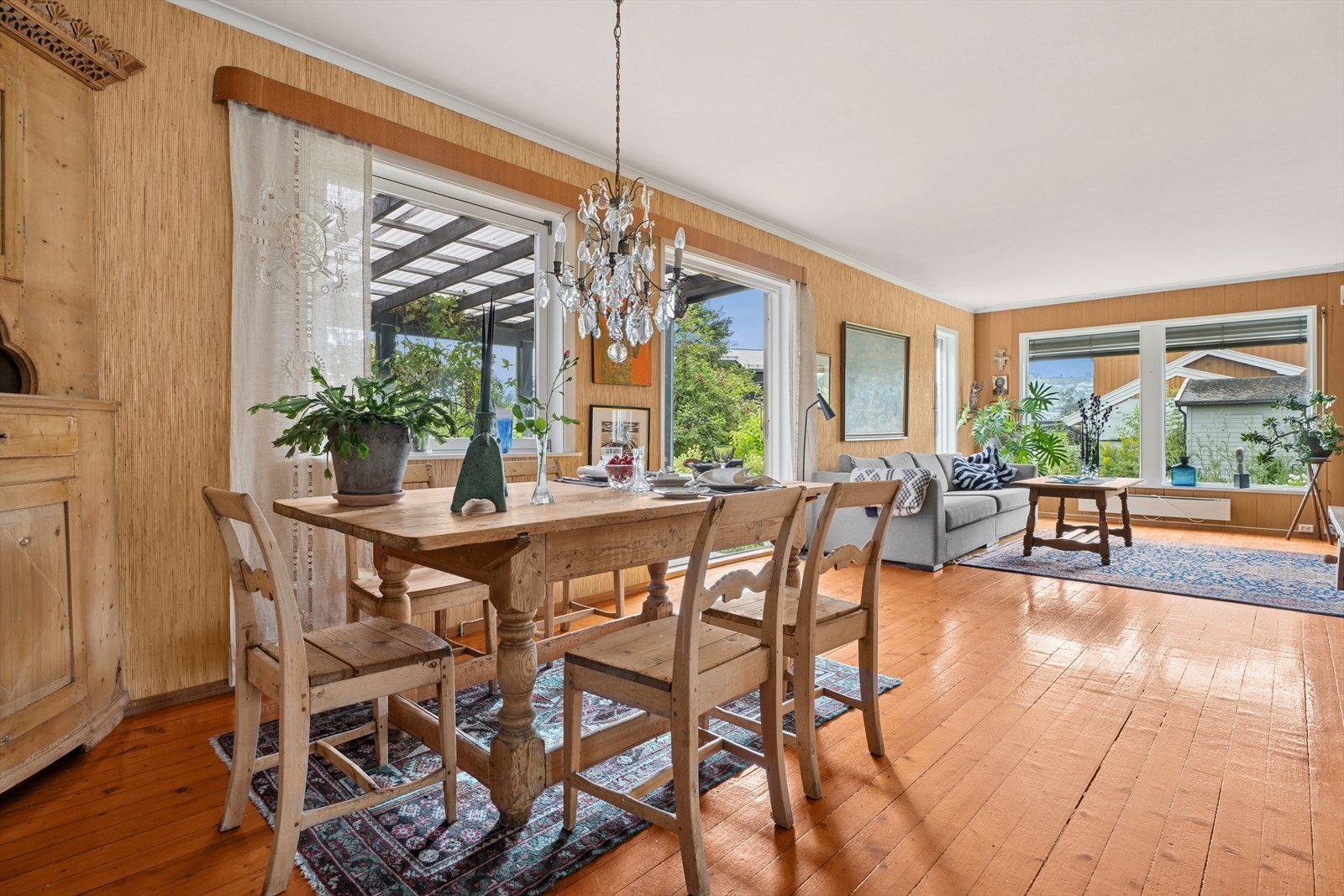 Unik og romslig spise/tv-stue full av karakter | Biri-tapet på veggene | Tilgang til terrassen via stuen. Galleribilde