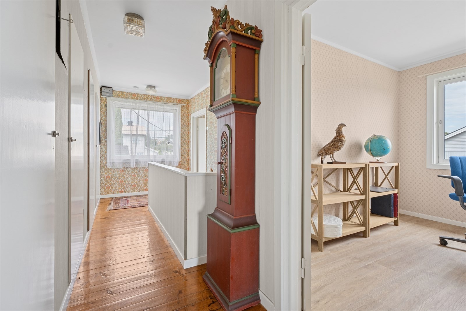 Videre inn i gangen finner vi etasjens andre soverom, som brukes som kontor i dag. Galleribilde