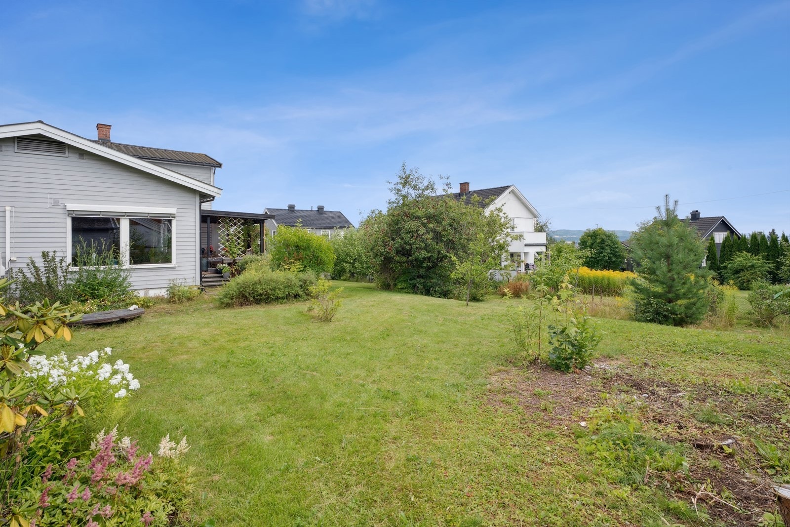 Perfekt uteområde for de som liker å pusle i hagen | Veldig gode solforhold. Galleribilde