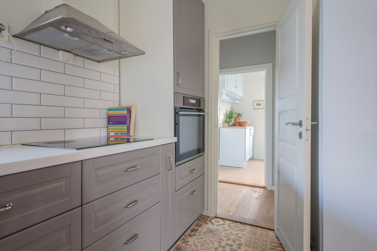 Inngang til kjøkken via entré, spisskammers rett over gangen. Galleribilde