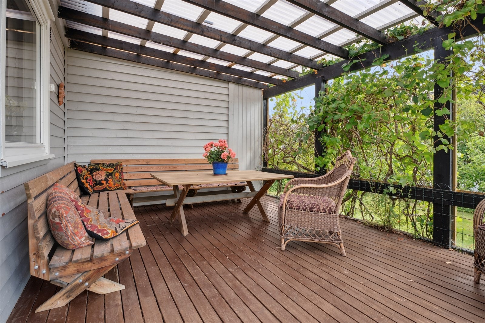 Skjermet terrasse via stuen med overbygd tak som kan nytes på varme sommerdager. Galleribilde