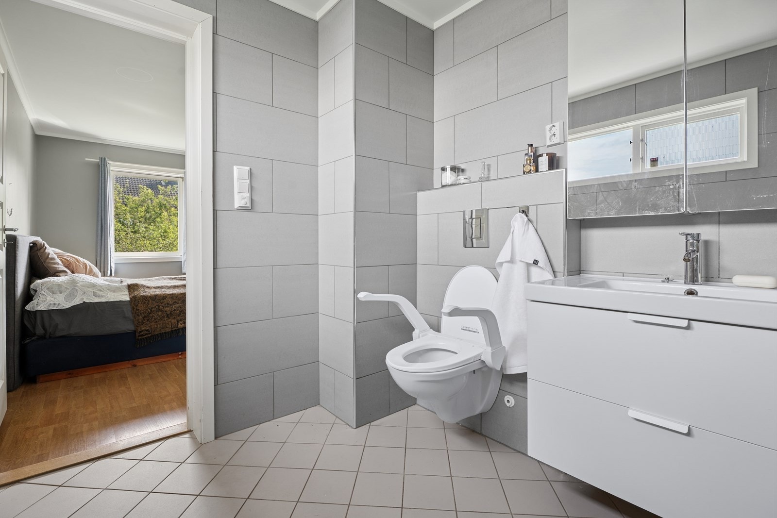 Moderne bad med fliser på gulv og vegg | Gulvvarme | Vegghengt toalett for enklere gulvrengjøring. Galleribilde