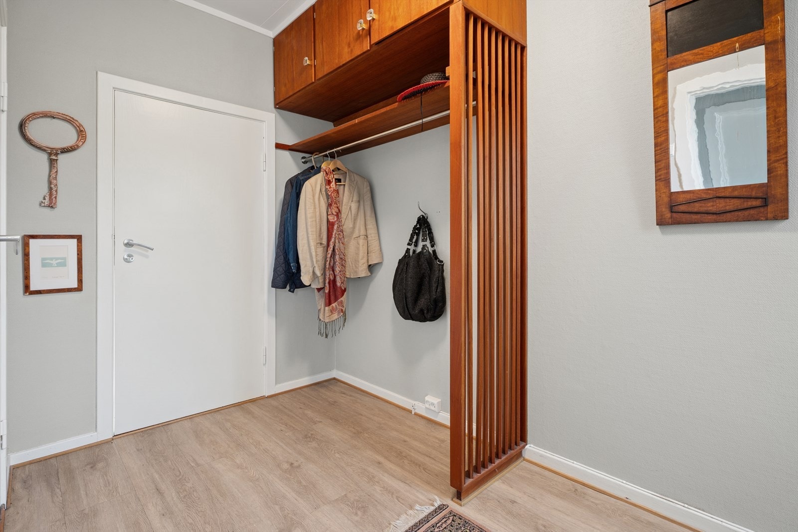 Stor og fin entré med oppbevaringsskap i teak. Galleribilde