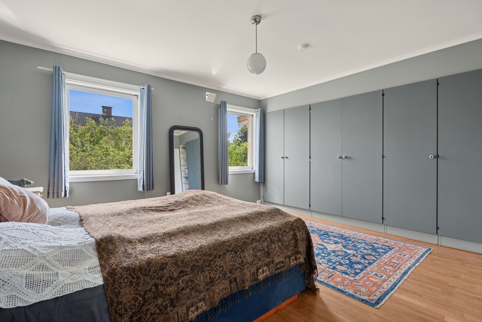 Med en helvegg av klesskap har man plass til alt av klær. Galleribilde