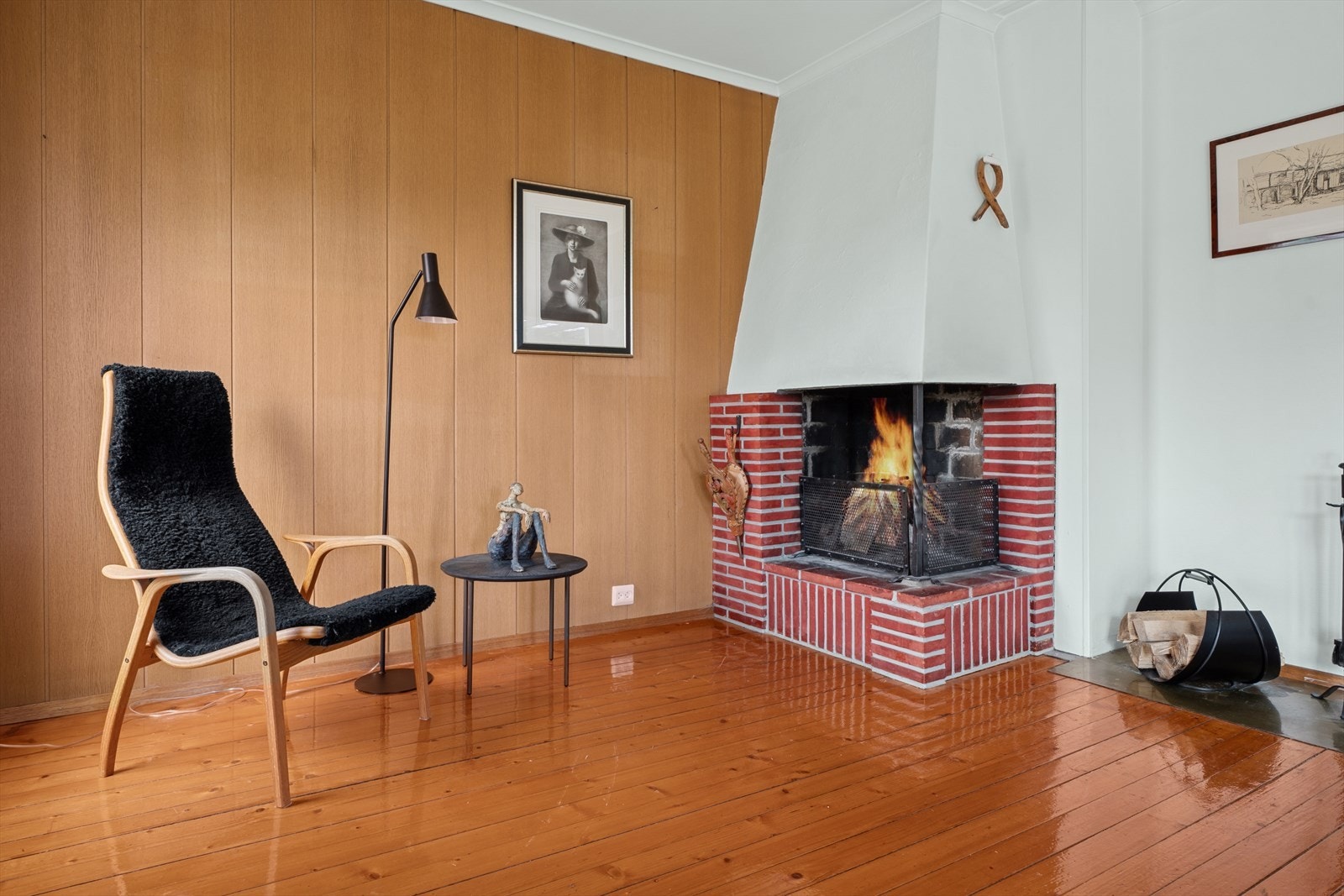 Lunt og stilfullt hjørne med peis som skaper varme og atmosfære - perfekt for rolige stunder og hyggelige kvelder året rundt. Galleribilde