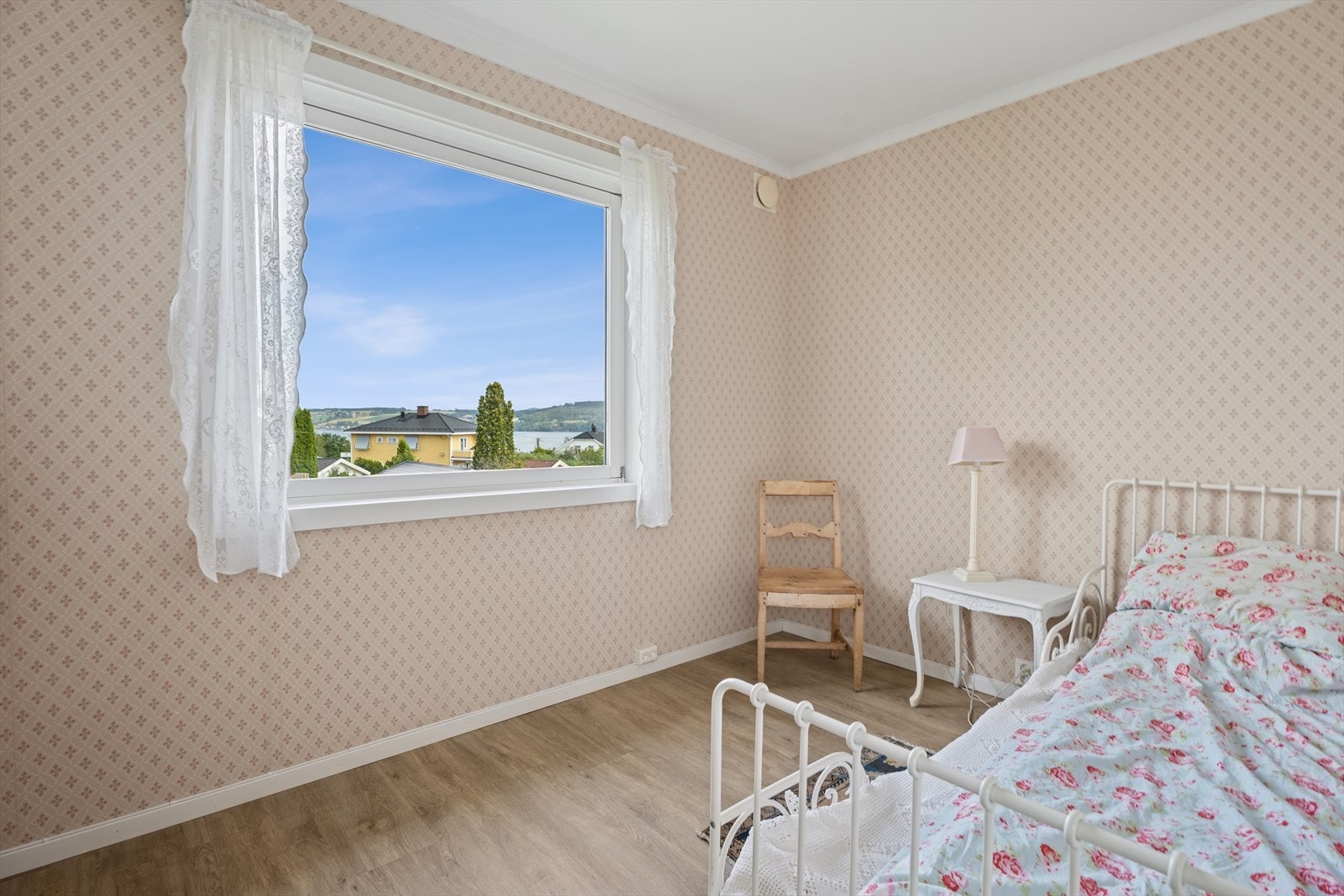 Det ene soverommet i 2.etasje er pusset opp med nytt gulv og koselig tapet. Galleribilde