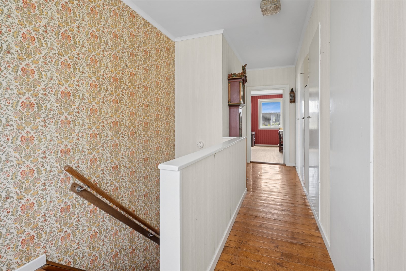Gang i 2.etasje | Godt med oppbevaring i skap | Storslagent valg av tapet i trappegang Galleribilde