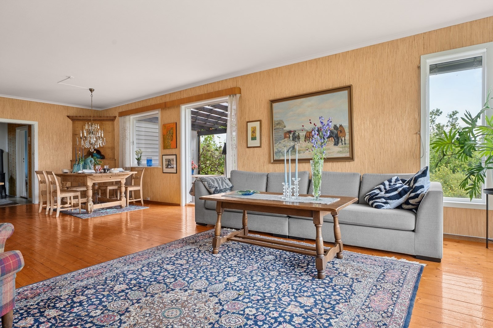 Originalt parkettgulv | Romslig stue med god plass til møblering. Galleribilde