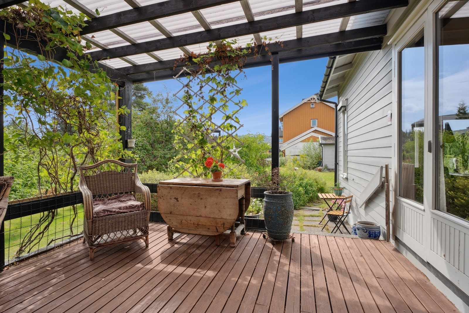 Tilgang til en stor og fin hage via terrasse. Galleribilde