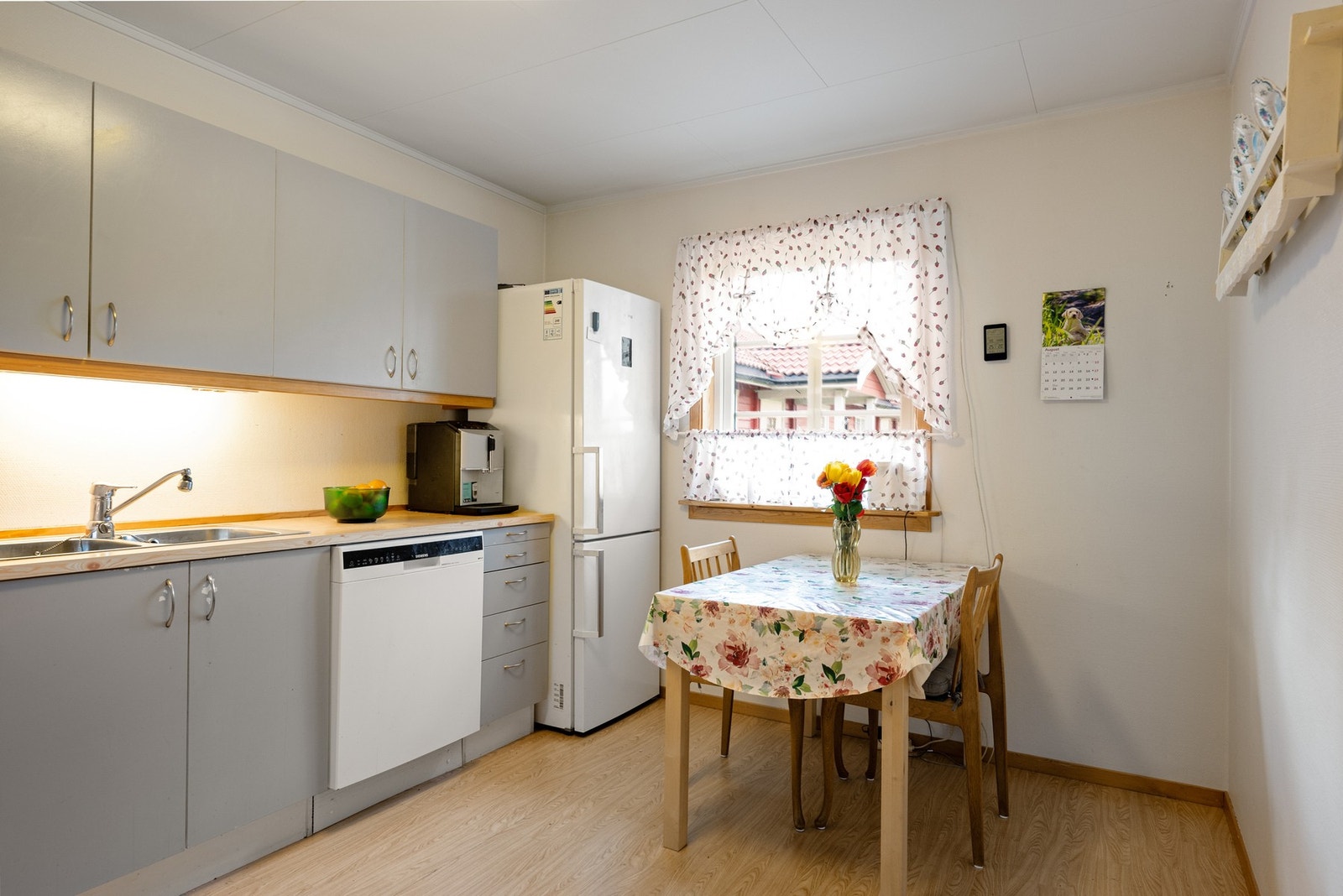 Det er plass til frokostbord på kjøkkenet Galleribilde