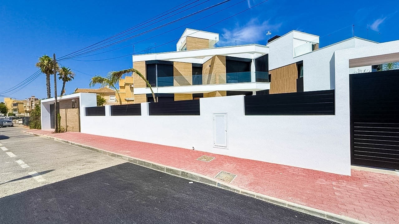 BILDE FRA UTSIDEN AV TOMT Galleribilde