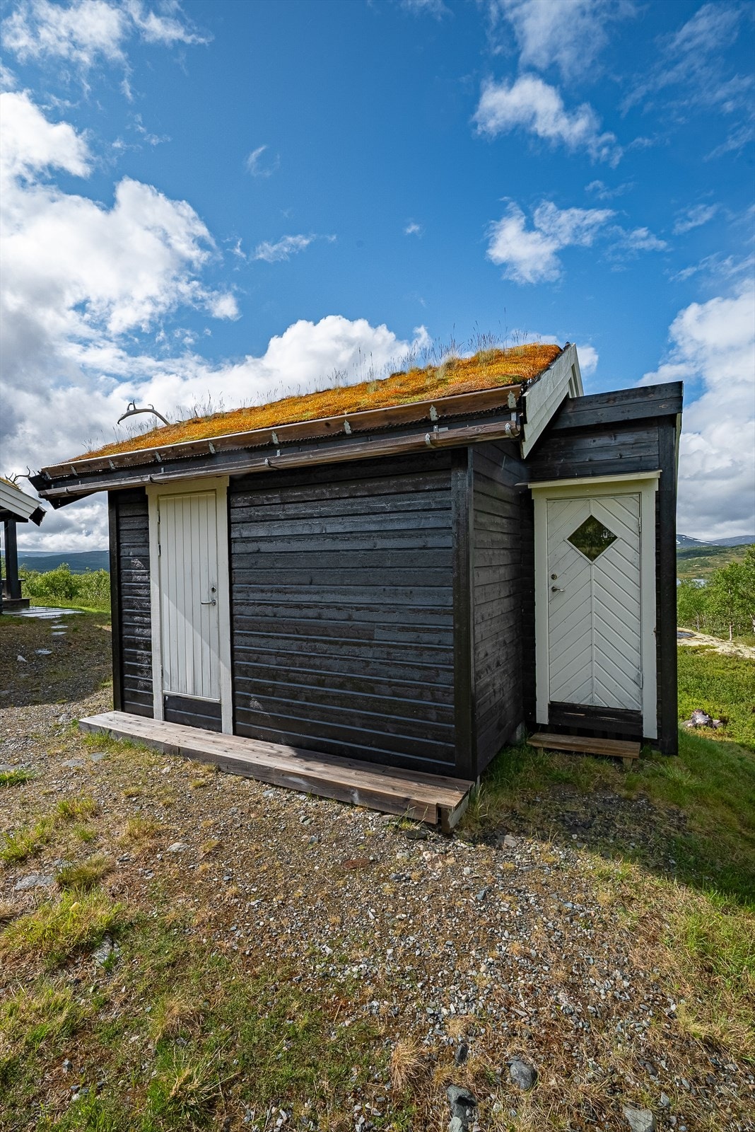 Uthuset inneholder bodplass og utedo. Galleribilde