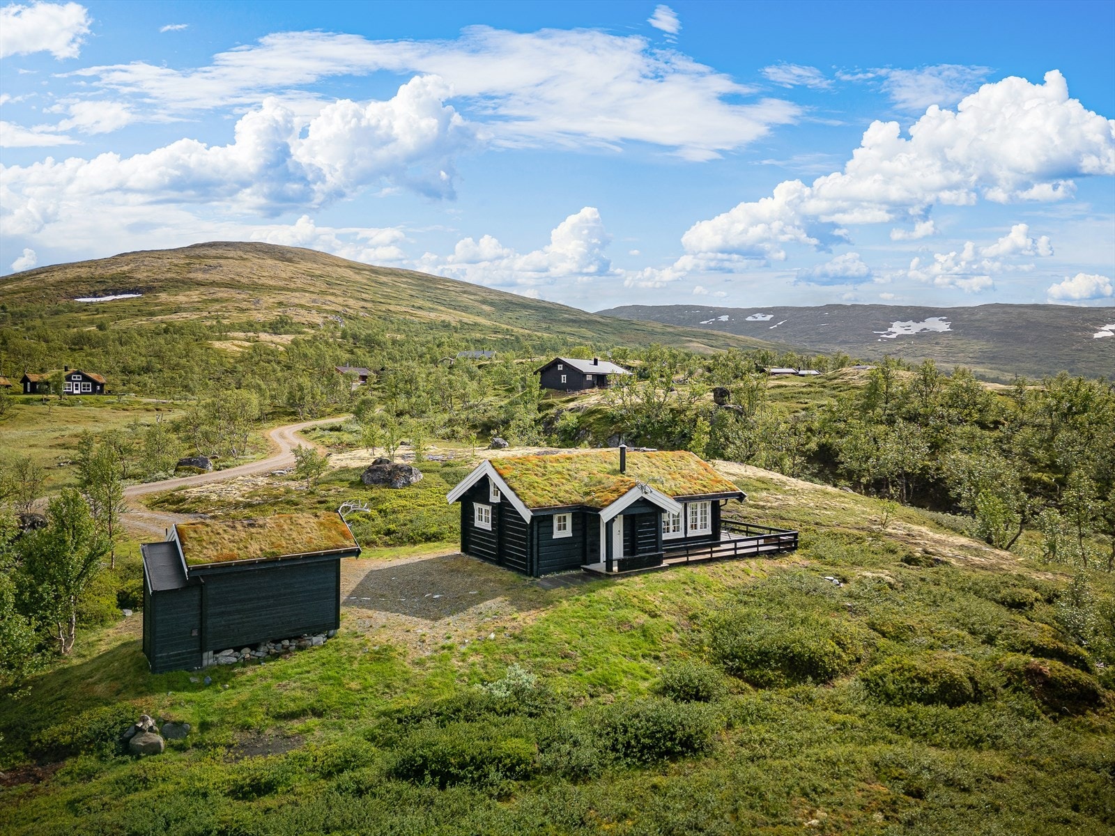 Pen tømmerhytte fra Enlids Tradisjonslaft som ble satt opp i 2015. Galleribilde