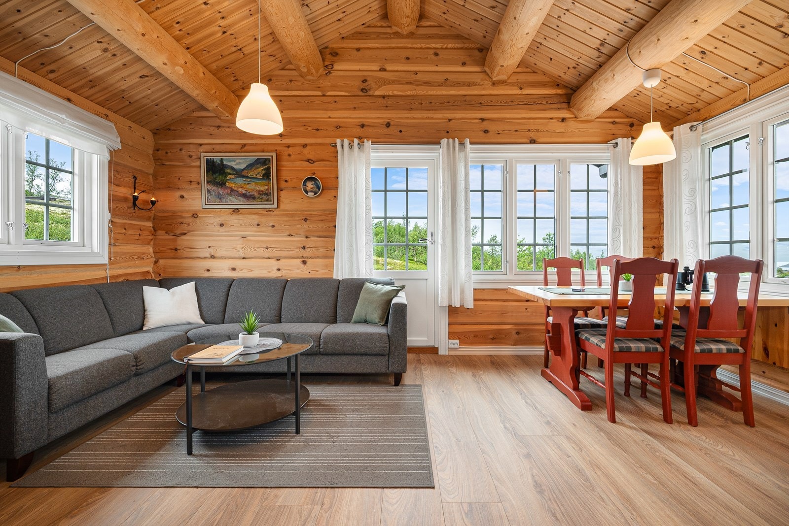 Store vindusflater sørger for godt med lys inn i hytta. Galleribilde