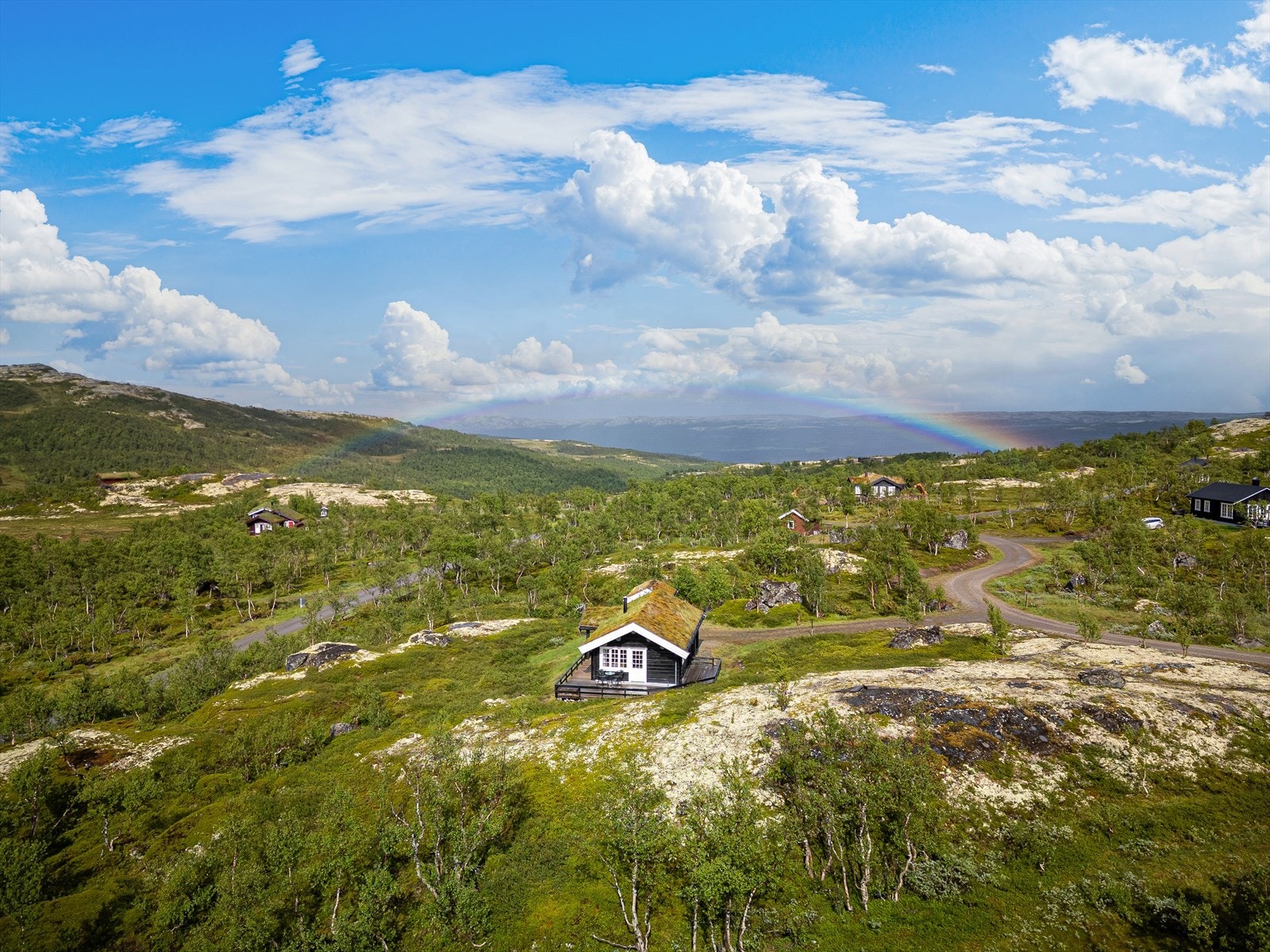 På sommerstid kjører man helt til døra. Vinterstid parkeres det ved Fjellheim parkering også bruker man ski/skuter for å komme til hytta. Galleribilde