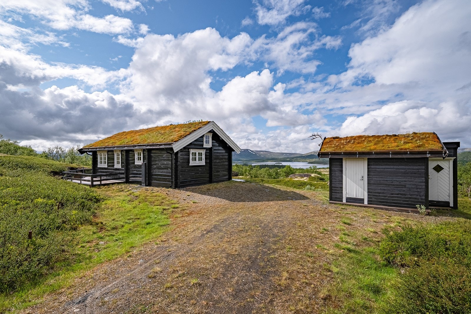 I tillegg til hytta er det oppført et uthus på 10 kvm med lagerplass og utedo. Galleribilde