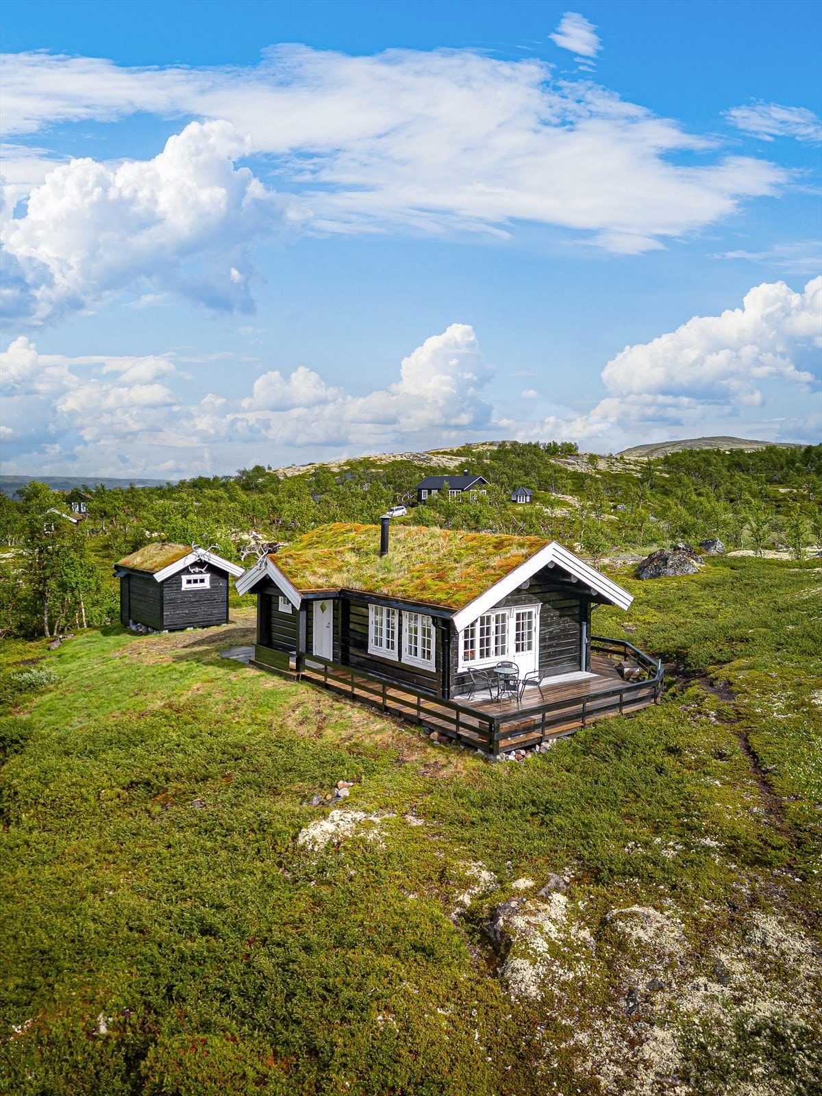 Hytta ligger på en fin tomt med storslått utsikt utover Øyungen. Galleribilde