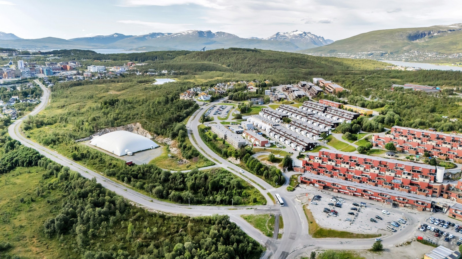 Det er gåavstand til UNN/UiT, som vises i bildets venstre hjørne Galleribilde
