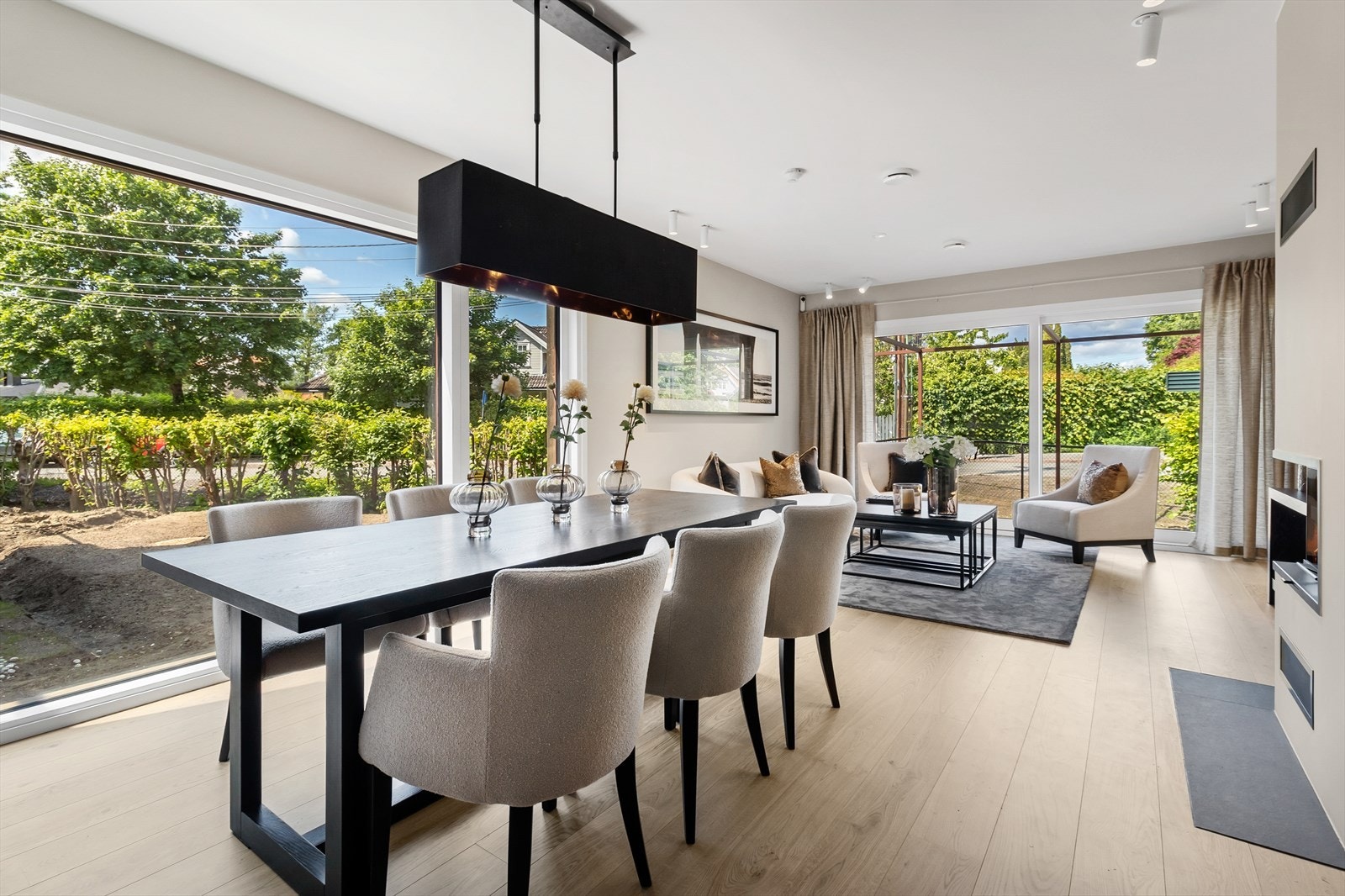 Her er det store vindusflater som bidrar til mye naturlig lys i rommet, her er det også god takhøyde som skaper en luftig og god romfølelse. Galleribilde