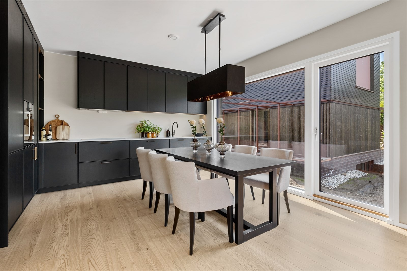 Boligen har et elegant kjøkkenet levert av Bekkestua Kjøkkenstudio med integrerte hvitevarer fra Gaggenau. Galleribilde