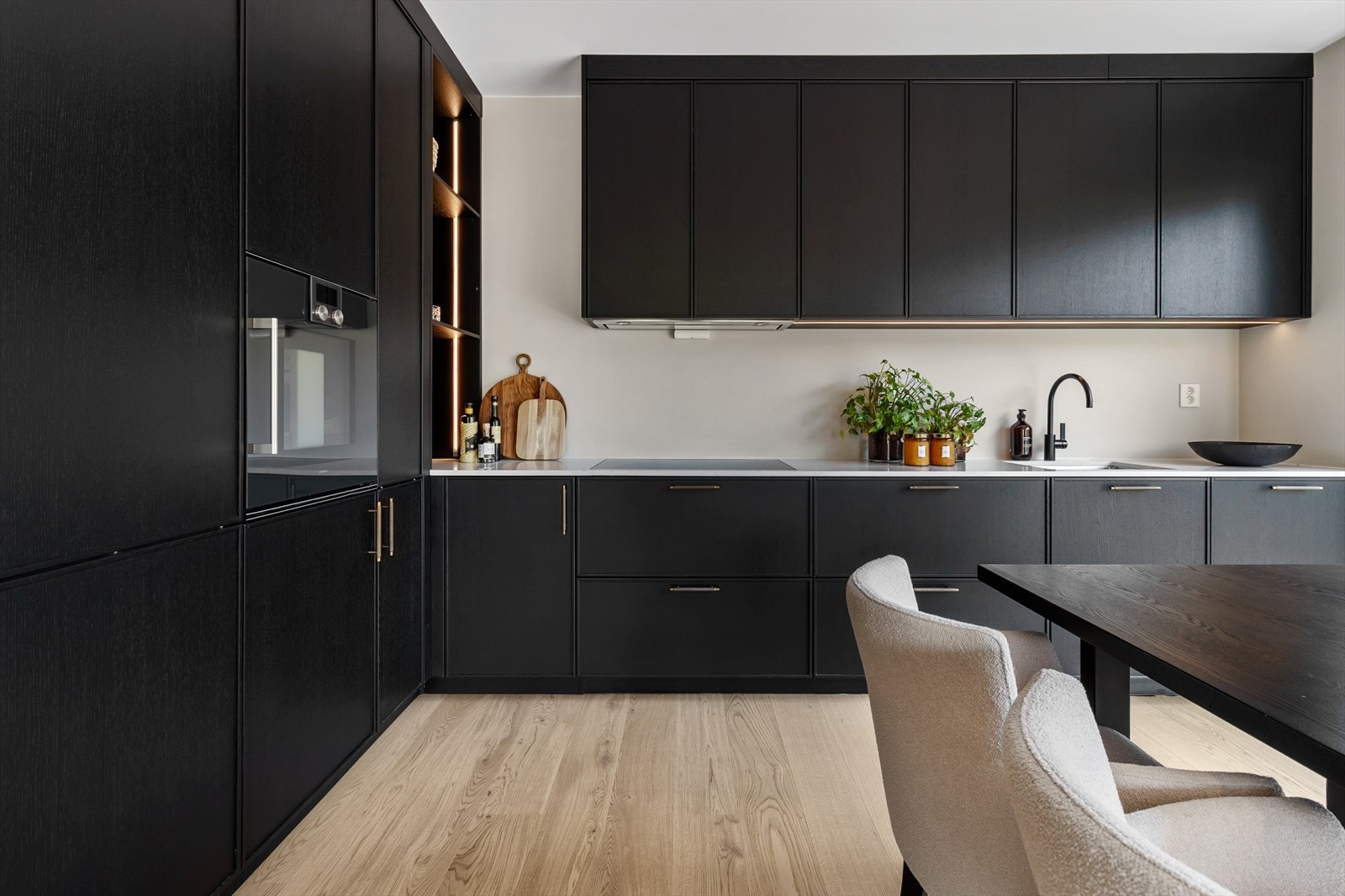 Her er det rikelig med benke- og skapplass. Galleribilde