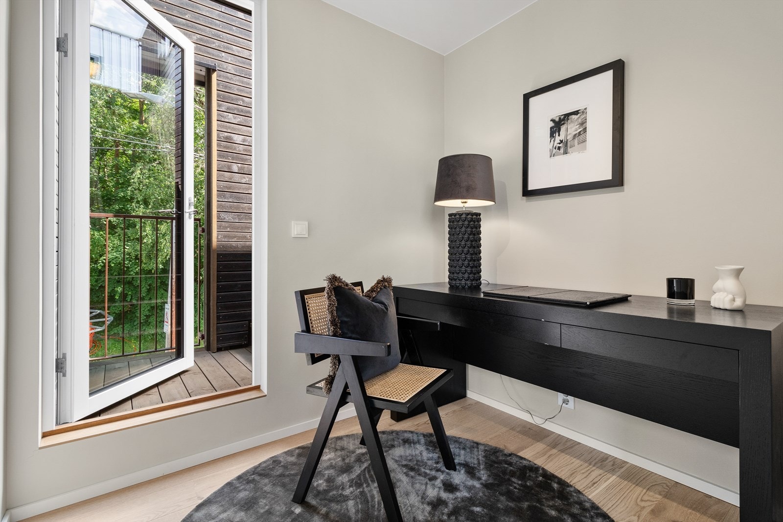 I 2. etasje er det plass til å lage hjemmekontor, her er det videre adkomst til utvendig trapp som leder opp til takterrassen. Galleribilde