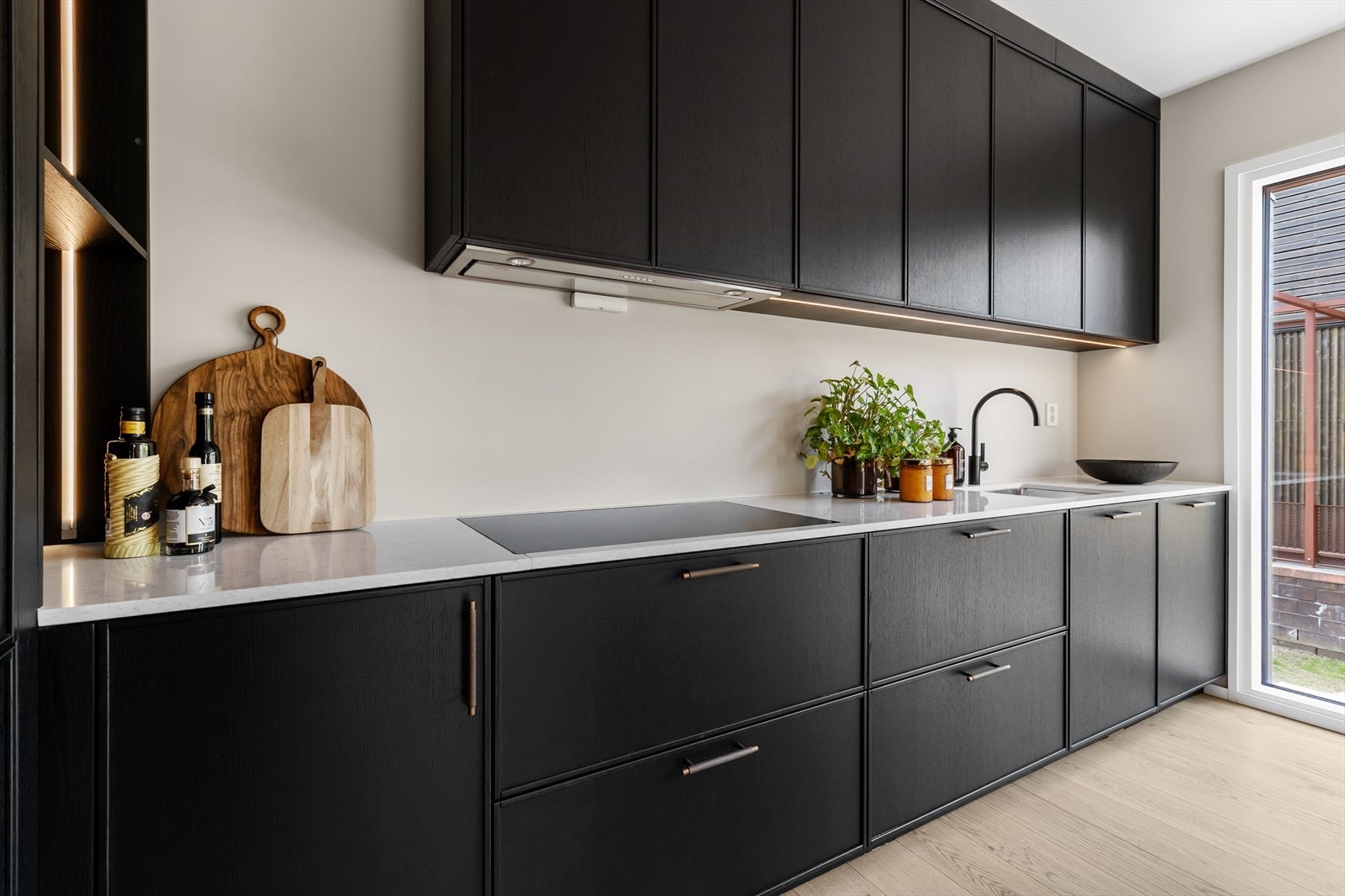 Benkeplaten er Caesarstine Clamshell 20 mm, legg også merke til detaljregulering med Manor håndtak og blandebatteri fra Dornbracht. Galleribilde