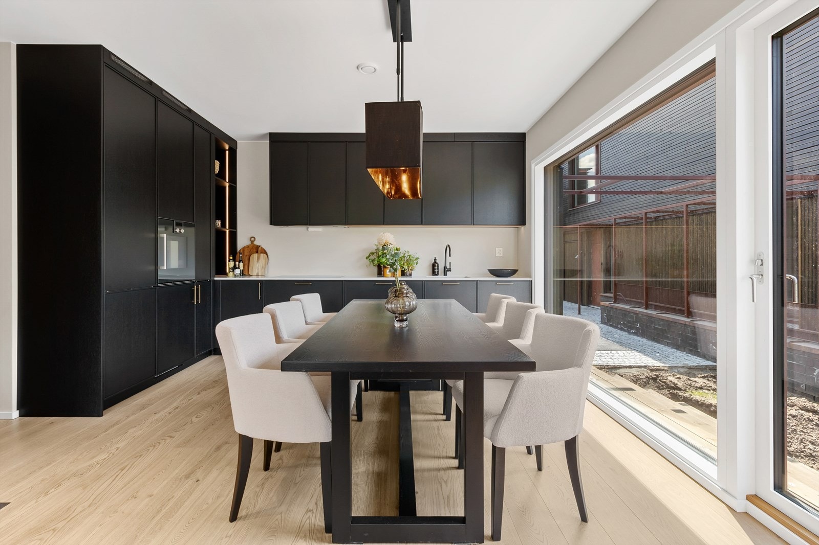 Det er god plass til spisebord i tilknytning til kjøkkenet med plasser til hele familien. Galleribilde