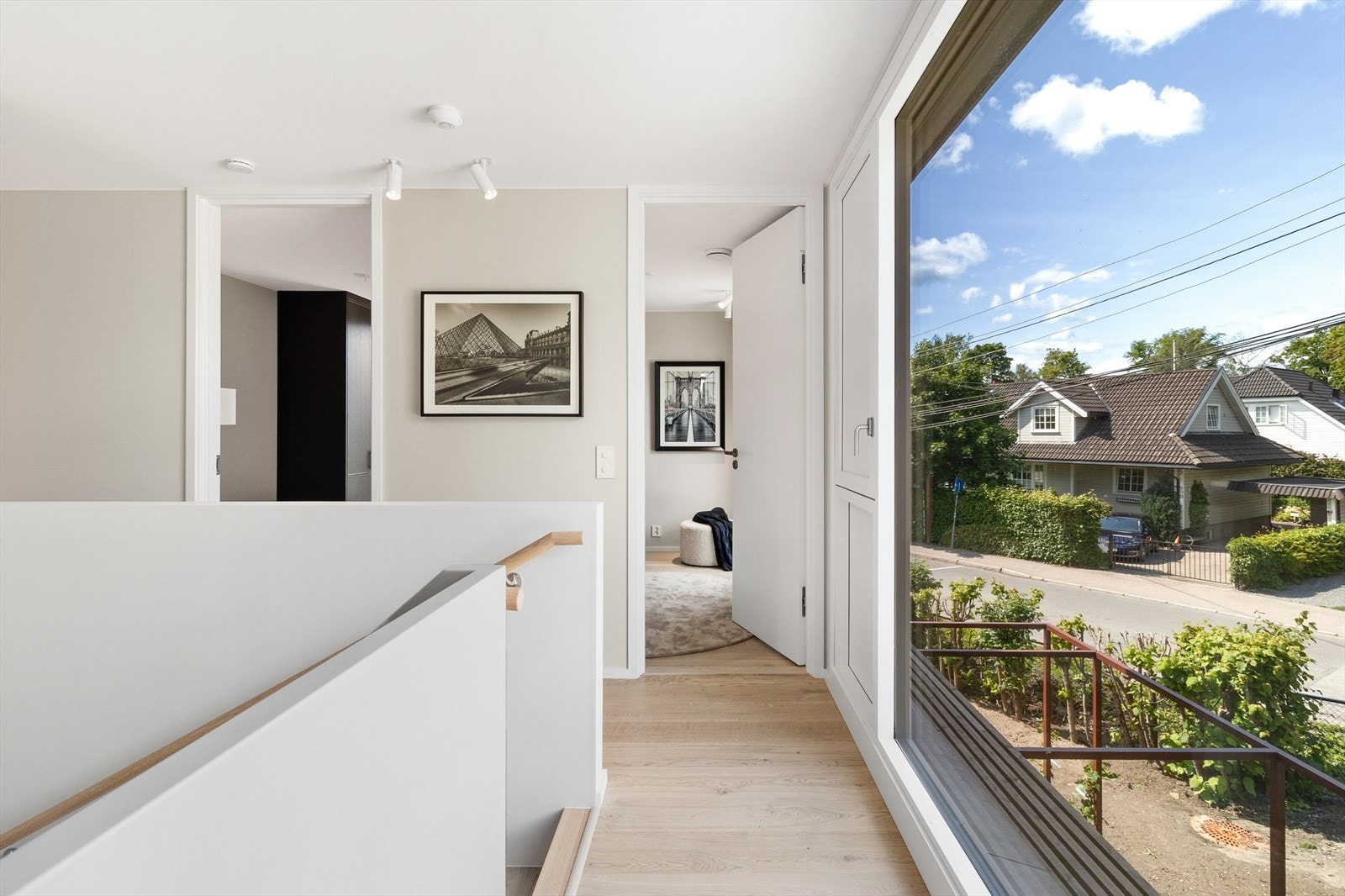 Også i 2. etasje er det mye naturlig lys gjennom store vindusflater. Galleribilde