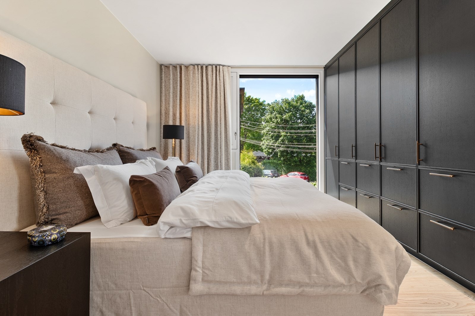 Alle soverommene har garderobeskap levert av Bekkestua Kjøkkenstudio. Galleribilde