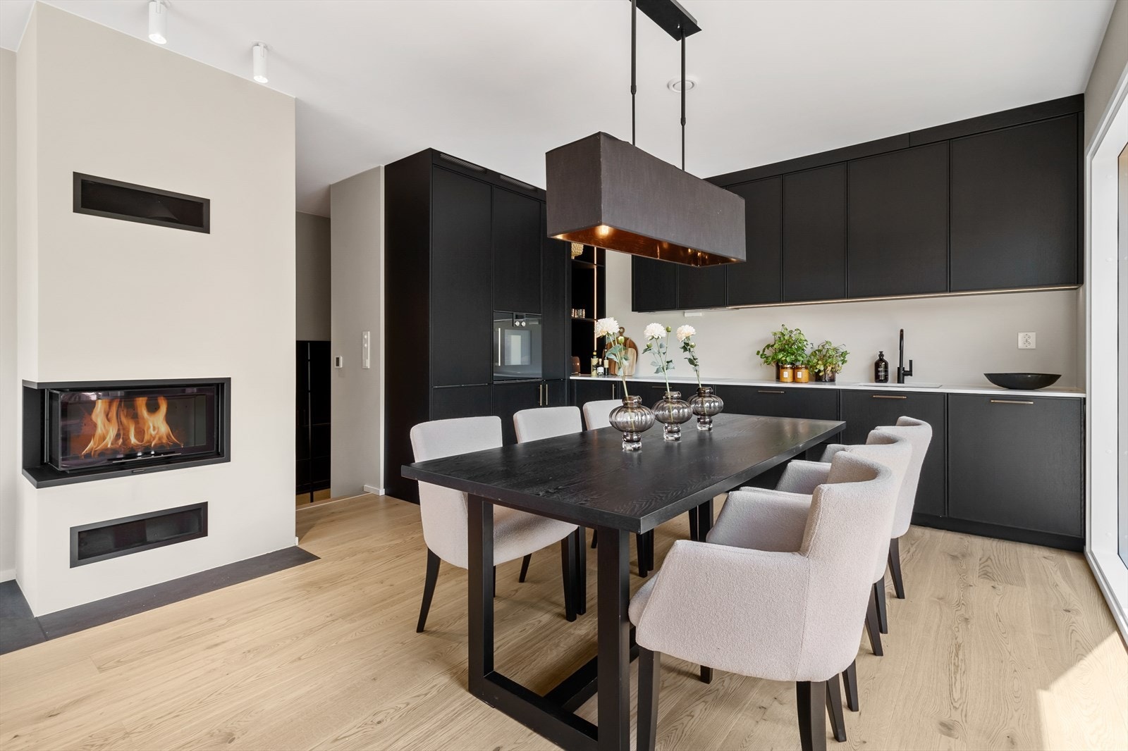 Her er det også en innebygget peis med store, vinklede glassflater som bidrar til god stemning og lun varme. Galleribilde