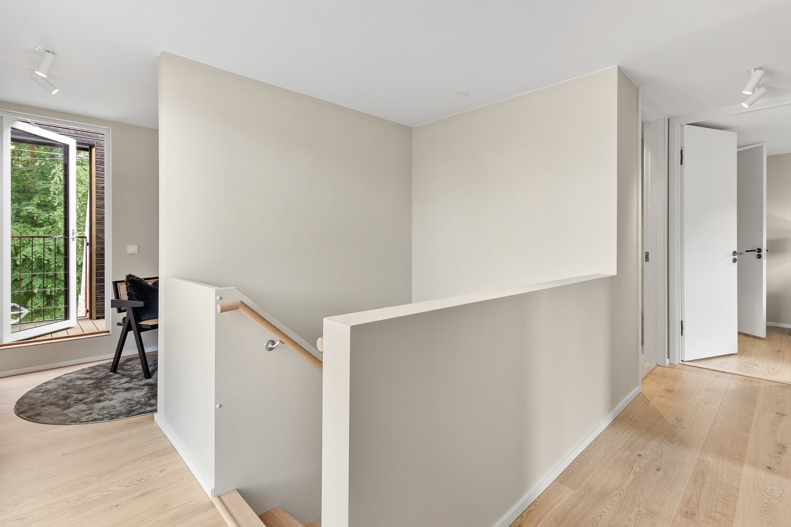 I boligens 2. etasje er det 3 soverom, 2 bad og kontor. Galleribilde