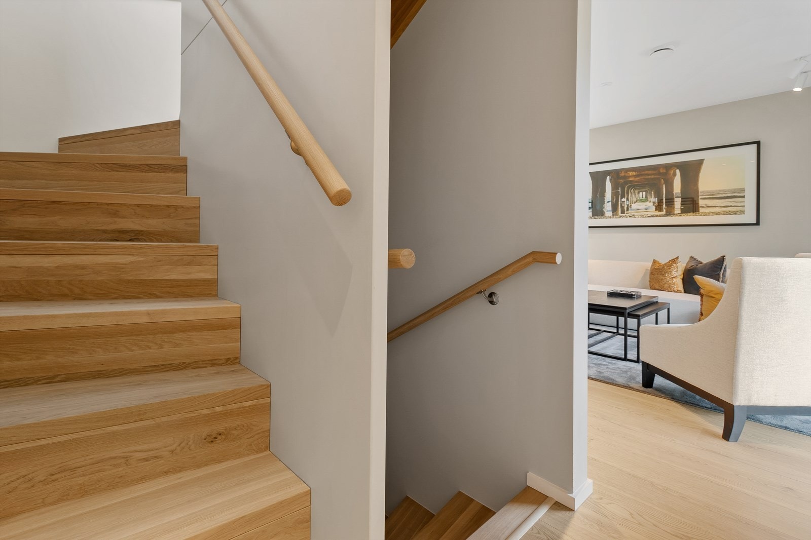 Trappeadkomst til 2. etasje og ned til kjelleren. Galleribilde