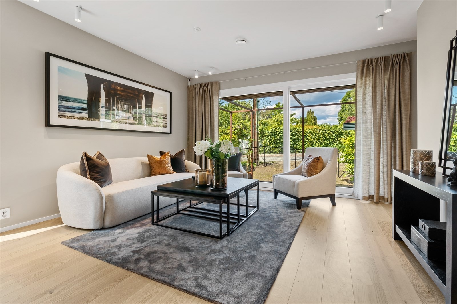 En romslig og moderne familiebolig med sosiale og gode løsninger. Fra stuen er det adkomst til en markterrasse, den perfekte forlengelsen av stuen om sommeren. Galleribilde