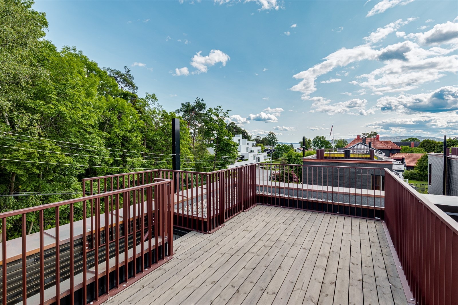 Romslig takterrasse på 20 kvm. med nydelig utsikt ned mot sjøen. Galleribilde