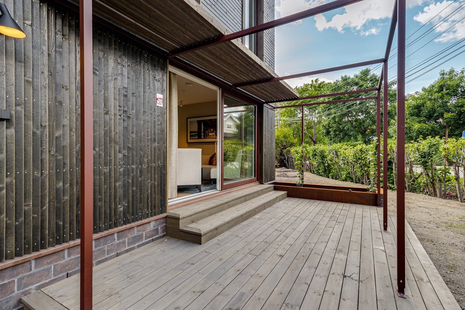 Markterrassen er på 15 kvm., og videre adkomst til hagepersell. (Hver seksjon har eksklusiv bruksrett til deler av tomten etter bestemmelsene i vedtektene.) Galleribilde