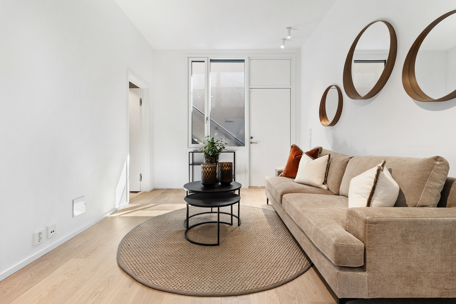 Det er praktisk utvendig adkomst til kjelleren, det gjøres oppmerksom på at dette rommet er godkjent som bod og derfor ikke godkjent som rom for varig opphold. Galleribilde