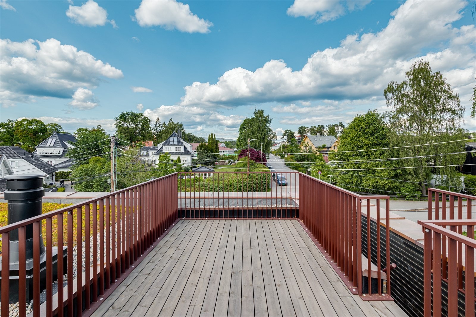 Her er det god plass til diverse utemøblement som sittegruppe, spisebord og grill. Galleribilde
