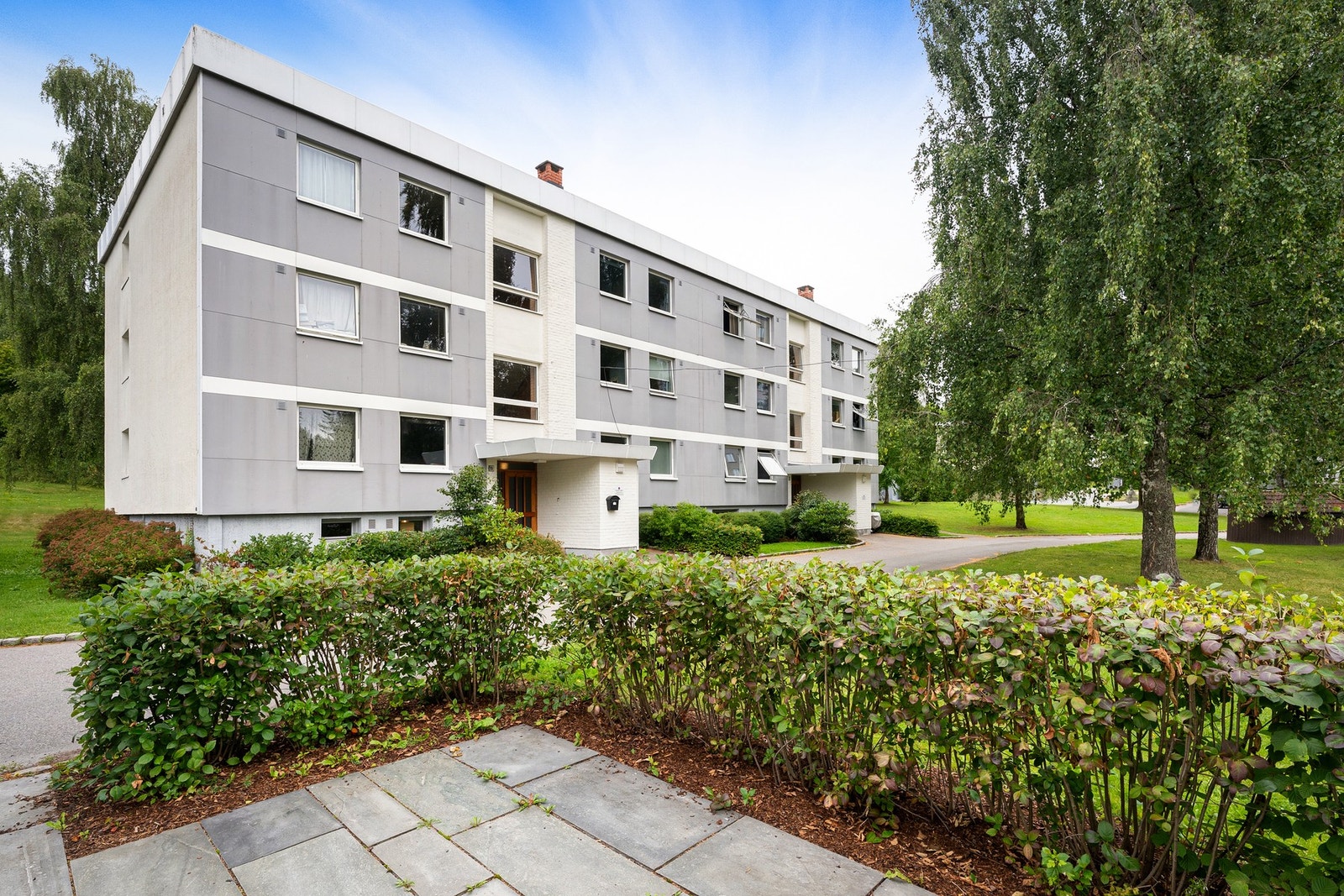Stille og rolige omgivelser på Vestre Holmen, med kort vei til servicetilbud, kollektivtransport og flotte turområder. Galleribilde