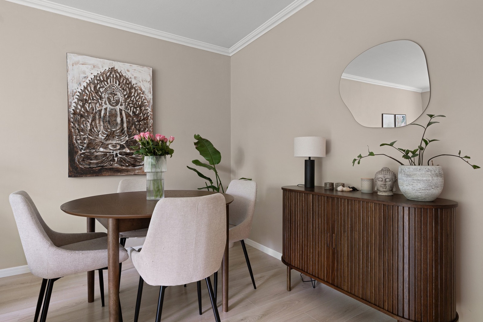 Laminatgulv og lyse, moderne veggfarger gir stuen et friskt og innbydende preg. Galleribilde