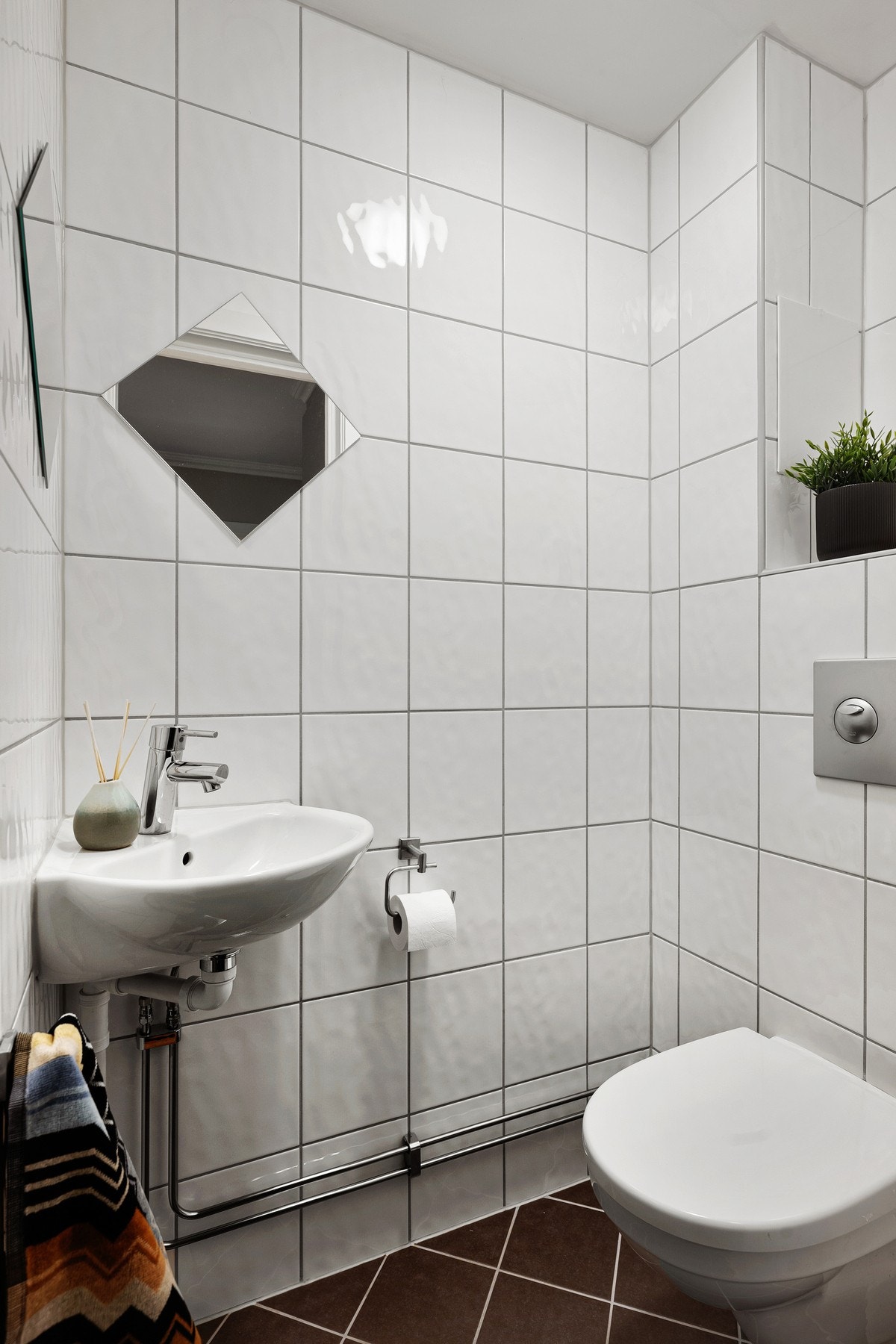 Praktisk toalettrom med flislagt gulv og gulvvarme - i tillegg til gulvvarme på badet. Galleribilde
