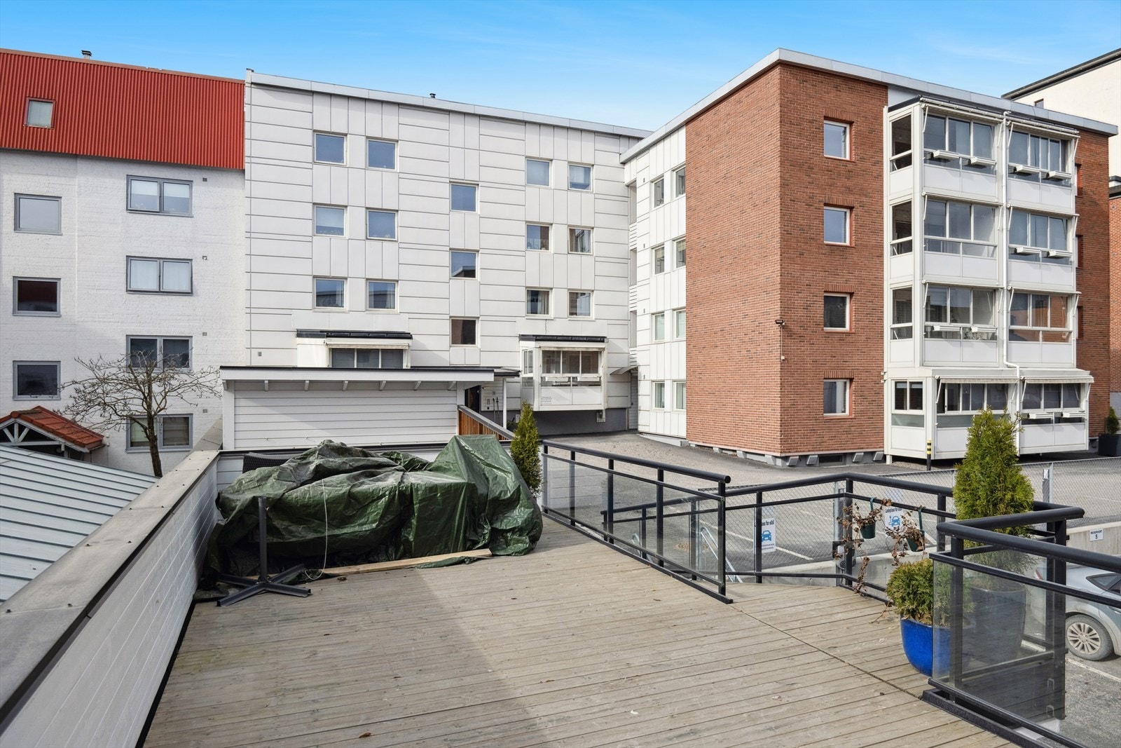 Borettslaget har et uteområde som står møblert i sommerhalvåret. Galleribilde