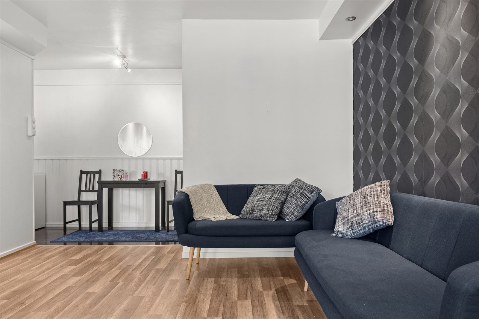 Det kan lett legges til rette for ulike møbleringsmuligheter og soner i stuen. Galleribilde