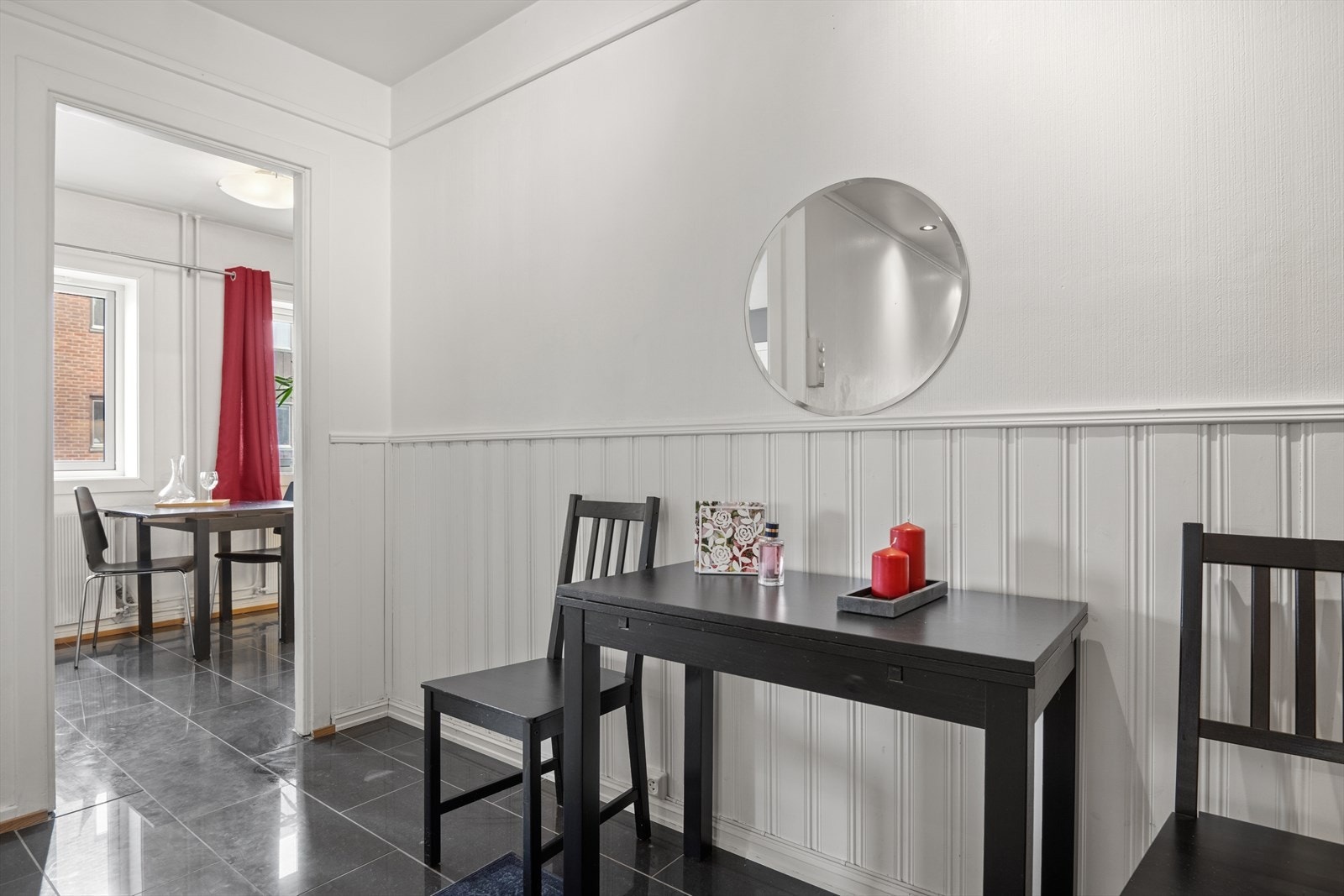 Det flislagte gulvet fortsetter fra inngangspartiet og til kjøkkenet. Galleribilde