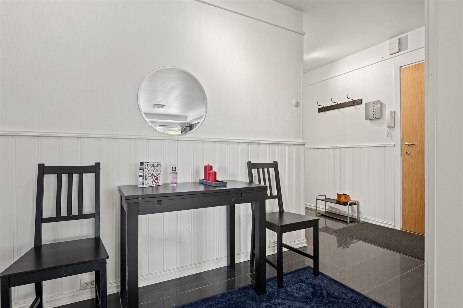 Flislagt gang med god plass til yttertøy. Galleribilde