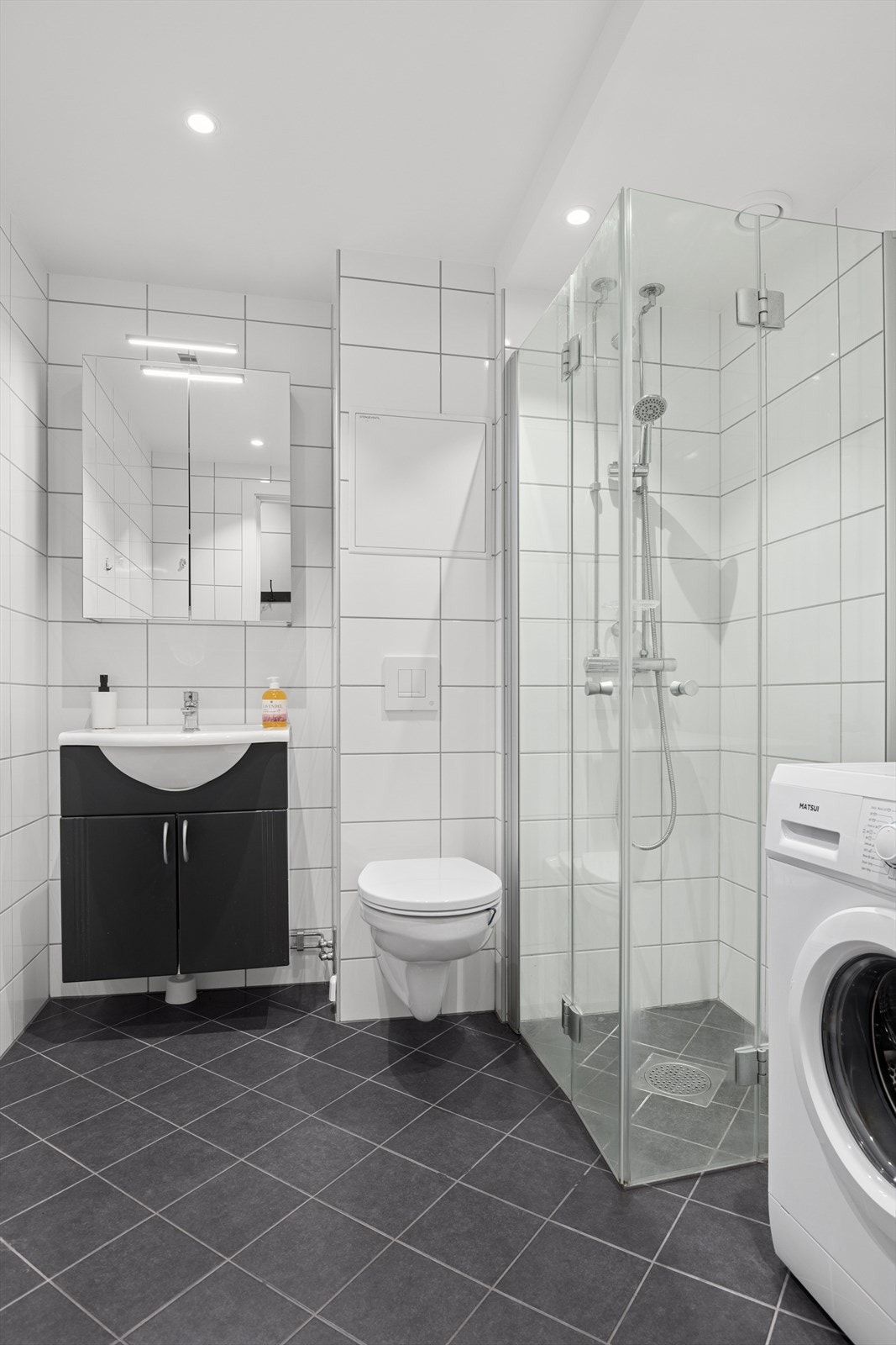 Badet har varme i gulv, dusj, vegghengt toalett, opplegg til vaskemaskin, servant med underskap og varme i gulv. Galleribilde