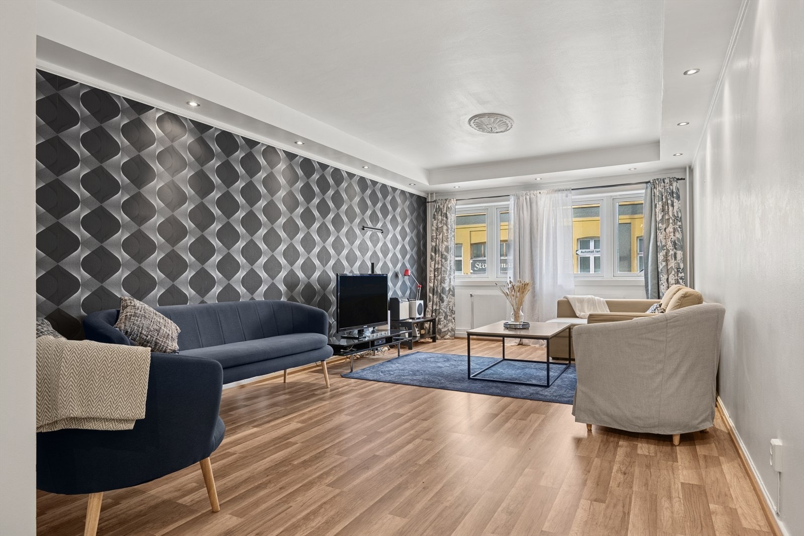 Leiligheten er på 66kvm og inneholder gang, bad, stue, kjøkken, soverom og en praktisk bod i kjelleren. Galleribilde